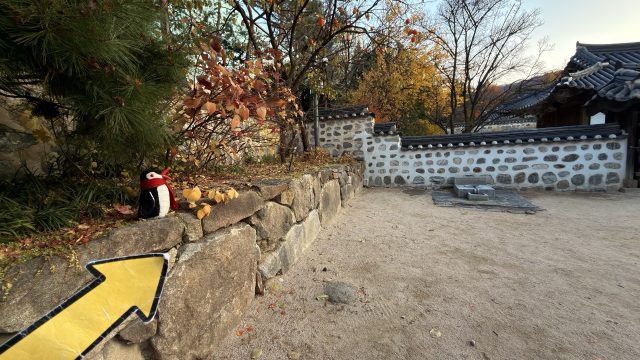 Hand-painted penguin stone #819 hidden at House in Gwanhun-dong, Seoul, South Korea (photo 4 of 5)