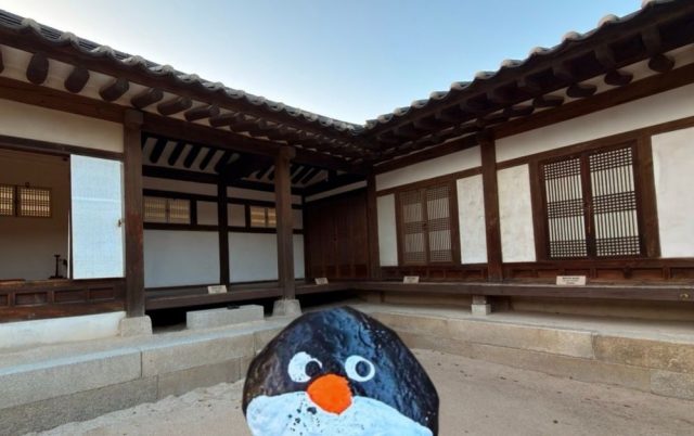 Ručne maľovaný tučniakový kameň č. 819 ukrytý na mieste House in Gwanhun-dong, Seoul, Južná Kórea