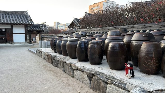 Hand-painted penguin stone #831 hidden at Fermentation Barrels in Namsan Gugakdang, Seoul, South Korea (photo 5 of 5)
