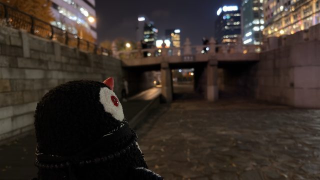 Hand-painted penguin stone #841 hidden at Gwangtonggyo Bridge at Cheonggyecheon Stream, Seoul, South Korea (photo 3 of 5)