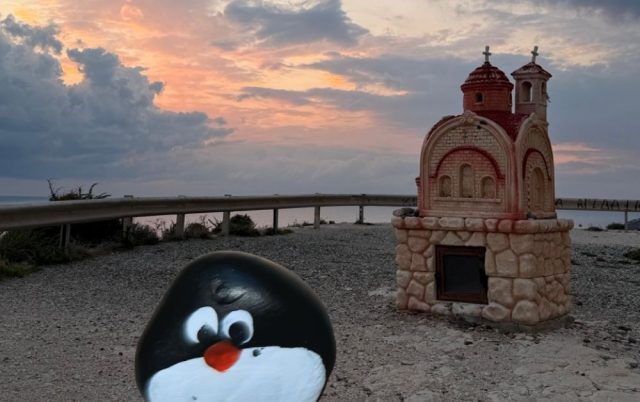 Ručne maľovaný tučniakový kameň č. 883 ukrytý na mieste Small roadside chapel (Proskinitari), Limassol, Cyprus