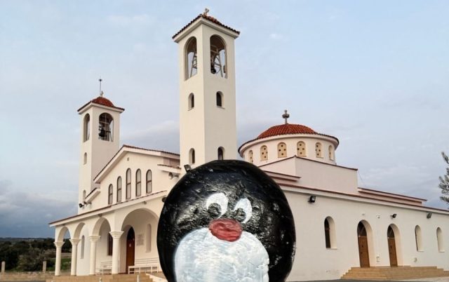 Ručne maľovaný tučniakový kameň č. 974 ukrytý na mieste Ekklisia Metamorfoseos, Avdimou, Cyprus