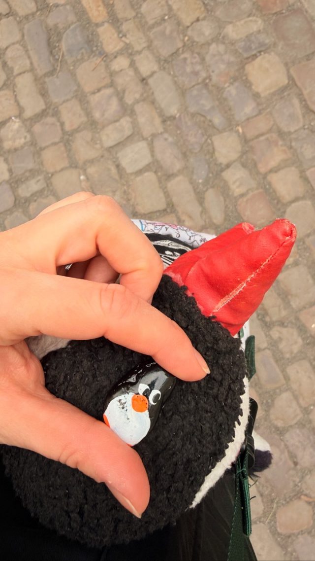Hand-painted penguin stone #801 hidden at Yellow Penguins, Prague, Czechia (photo 3 of 5)