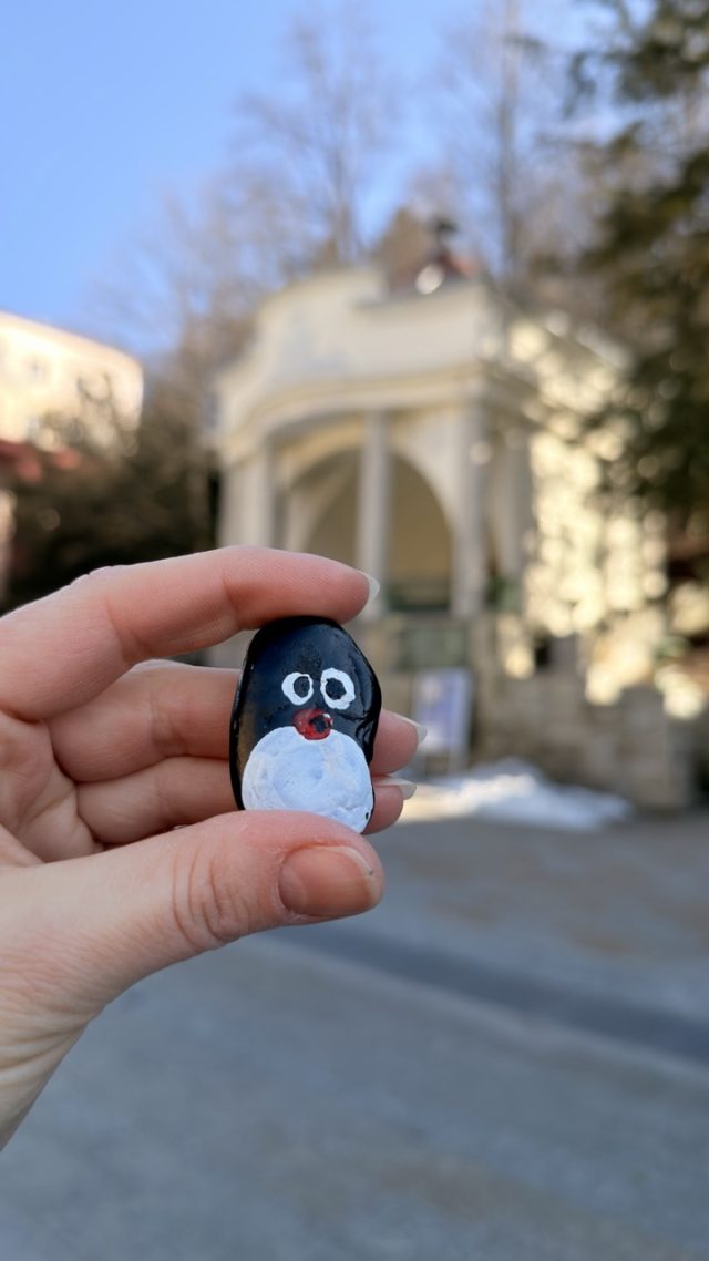 Hand-painted penguin stone #925 hidden at Close to Stary Dom Zdrojowy, Krynica, Poland (photo 2 of 5)