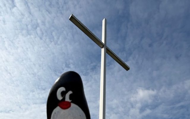 Ručne maľovaný tučniakový kameň č. 945 ukrytý na mieste The Cross, Zagreb, Chorvátsko
