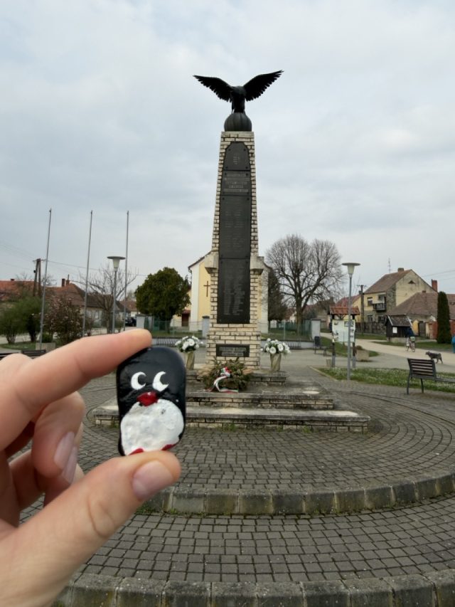 Hand-painted penguin stone #959 hidden at I. es II. Vilaghaborus-emlekmu, Sotony, Hungary (photo 3 of 5)