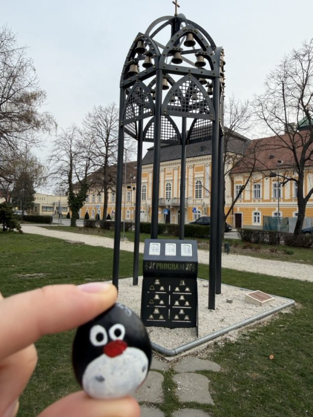 Hand-painted penguin stone #970 hidden at Harangjatek, Csorna, Hungary (photo 2 of 5)