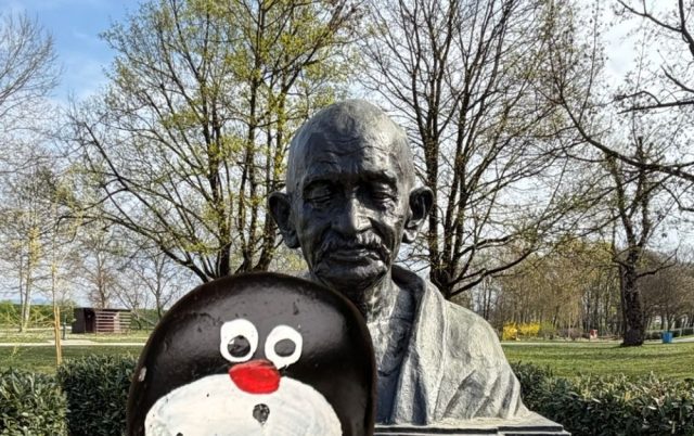 Ručne maľovaný tučniakový kameň č. 998 ukrytý na mieste Mahatma Gandhi, Zagreb, Chorvátsko