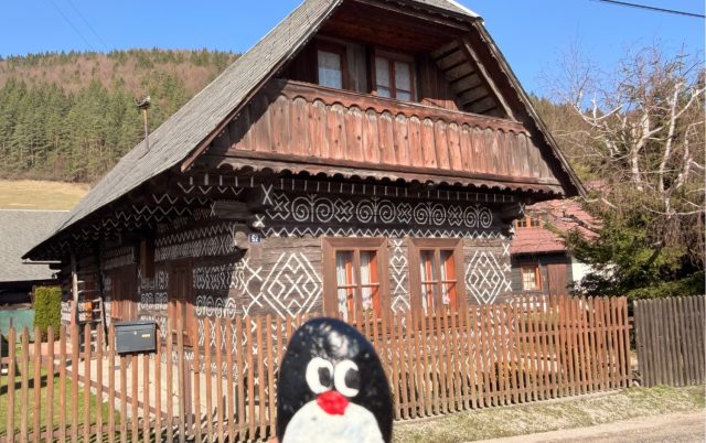 Ručne maľovaný tučniakový kameň č. 900 ukrytý na mieste Radenov Dom, Čičmany, Slovensko