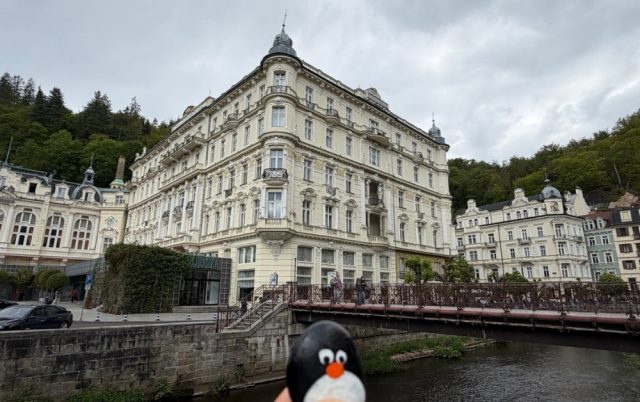 Ručne maľovaný tučniakový kameň č. 1094 ukrytý na mieste Lavička Václava Havla, Karlove Vary, Česko