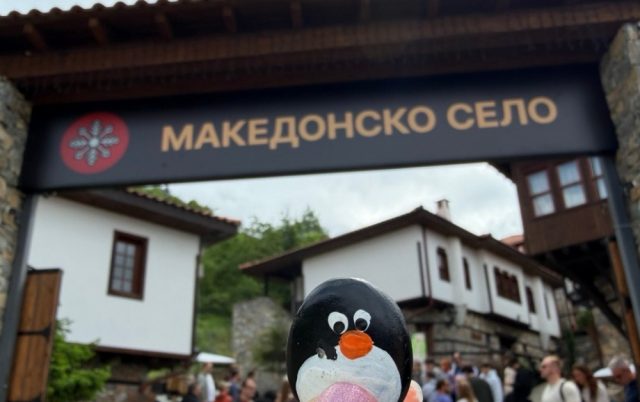 Ručne maľovaný tučniakový kameň č. 1179 ukrytý na mieste Entrance Gate, Macedonian Village, Severné Macedónsko