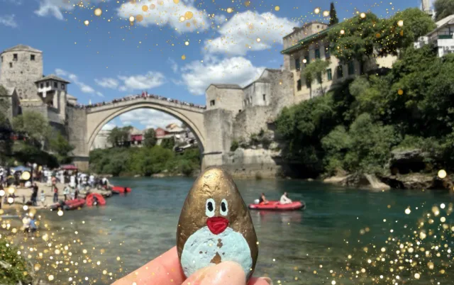Ručne maľovaný tučniakový kameň č. 512 ukrytý na mieste Mostar Old Bridge Photopoint, Mostar, Bosna a Hercegovina