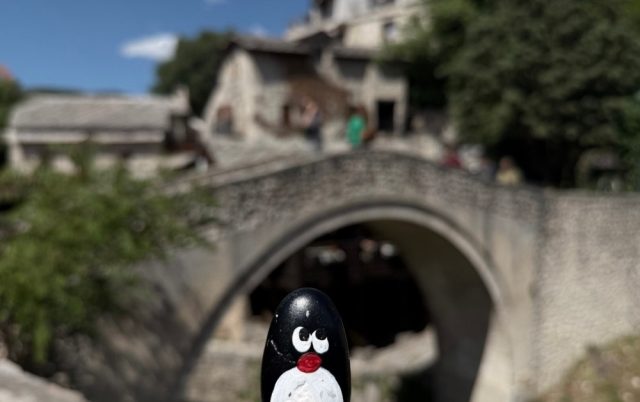 Ručne maľovaný tučniakový kameň č. 926 ukrytý na mieste Crooked Bridge, Mostar, Bosna a Hercegovina