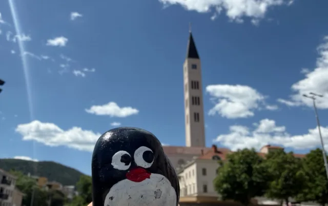 Ručne maľovaný tučniakový kameň č. 929 ukrytý na mieste Franjevačka Crkva u Mostaru, Mostar, Bosna a Hercegovina