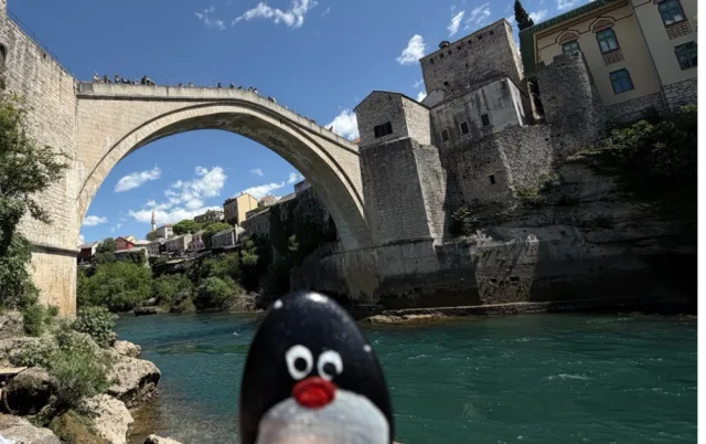 Ručne maľovaný tučniakový kameň č. 931 ukrytý na mieste Old Bridge Mostar, Mostar, Bosna a Hercegovina