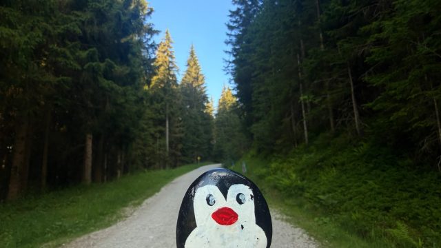 Ručne maľovaný tučniakový kameň č. 1298 ukrytý na mieste Märchenweg, Ramsau am Dachstein, Rakúsko