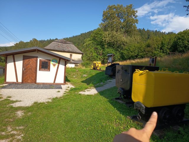 Ručne maľovaný tučniakový kameň č. 1243 ukrytý na mieste Geoturism Info Point, Smolník, Slovensko (fotka 3 z 3)