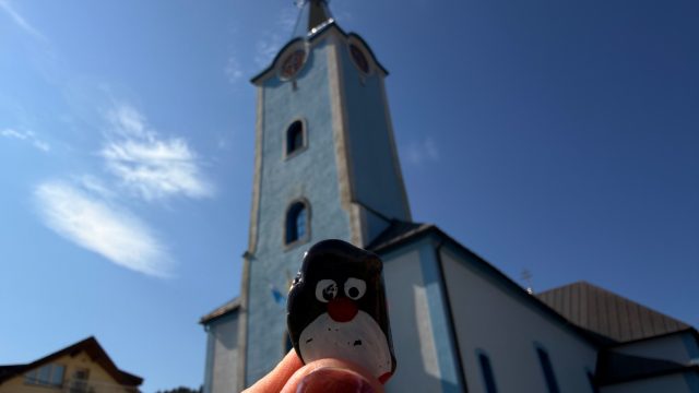 Ručne maľovaný tučniakový kameň č. 951 ukrytý na mieste Blue Church, Oščadnica, Slovensko