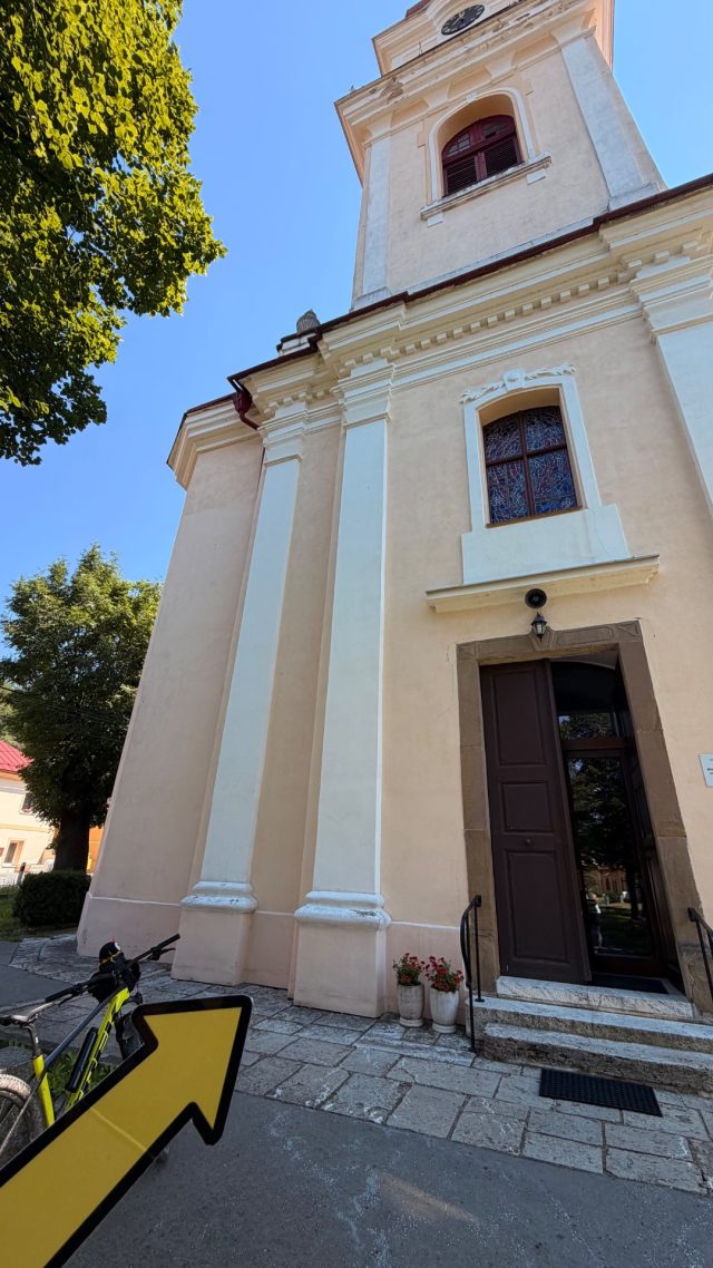 Ručne maľovaný tučniakový kameň č. 1148 ukrytý na mieste Church of St Bartholomew the Great, Hniezdne, Slovensko (fotka 4 z 4)