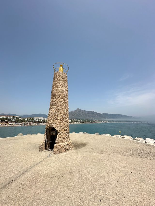 Ručne maľovaný tučniakový kameň č. 1158 ukrytý na mieste Playa de Puerto Banús, Marbella, Španielsko (fotka 3 z 5)