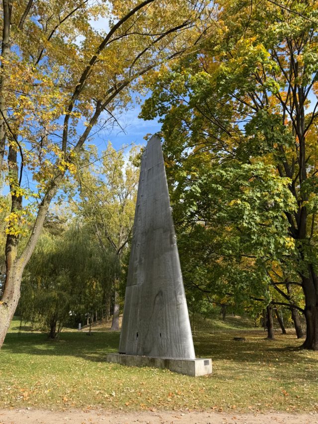 Hand-painted penguin stone #1431 hidden at Pomnik - Skrzydlo Li-2, Krakow, Poland (photo 4 of 4)