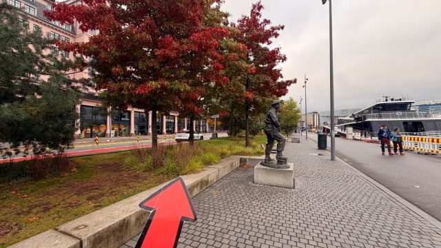 Hand-painted penguin stone #1474 hidden at Max Manus Statue, Oslo, Norway (photo 4 of 5)