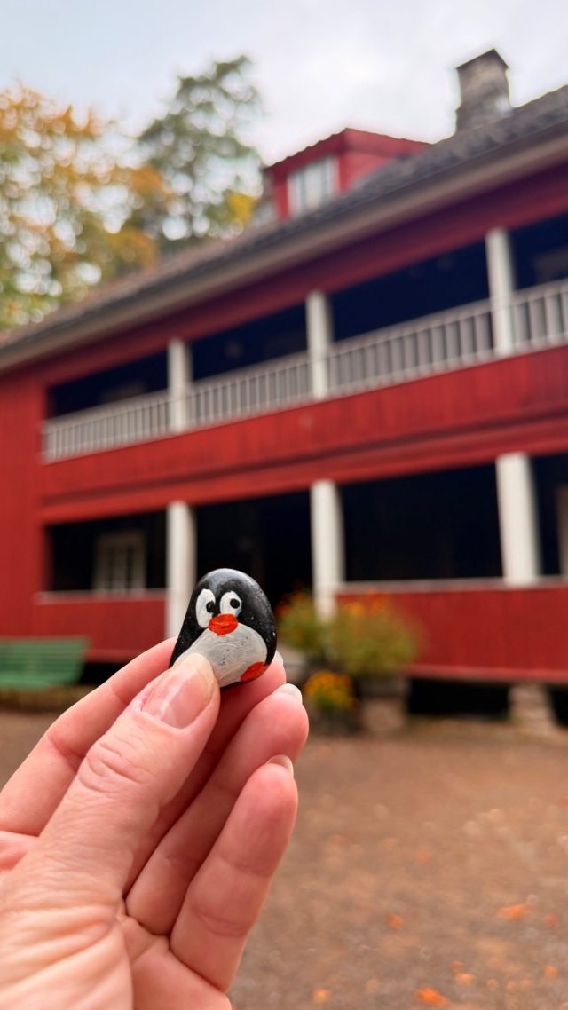 Hand-painted penguin stone #1487 hidden at Karterud House, Oslo, Norway (photo 2 of 5)