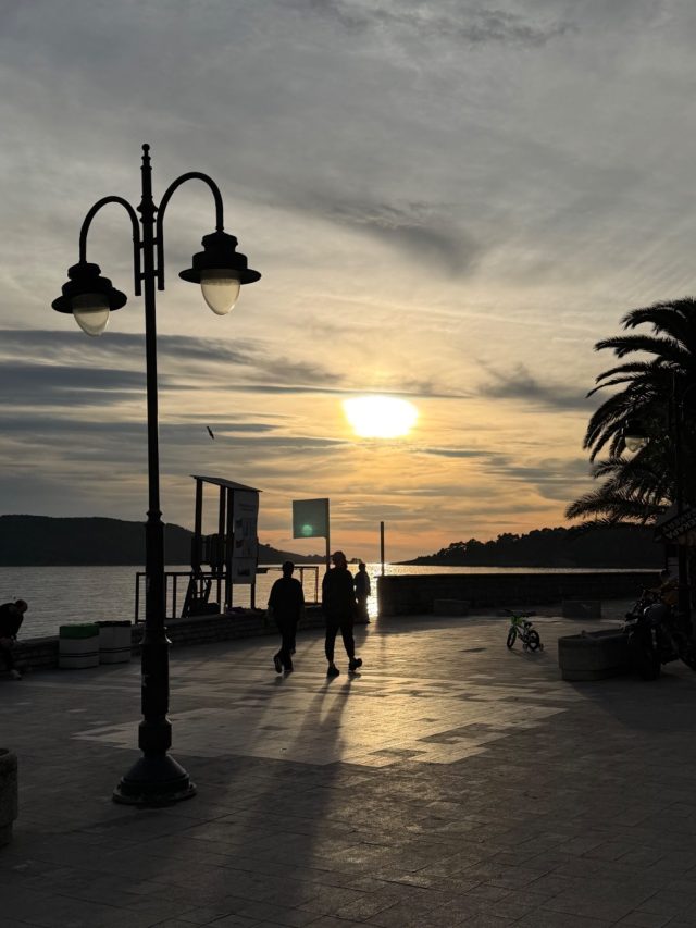 Ručne maľovaný tučniakový kameň č. 1533 ukrytý na mieste Beach Rafailovici, Rafailovići, Čierna Hora (fotka 5 z 5)