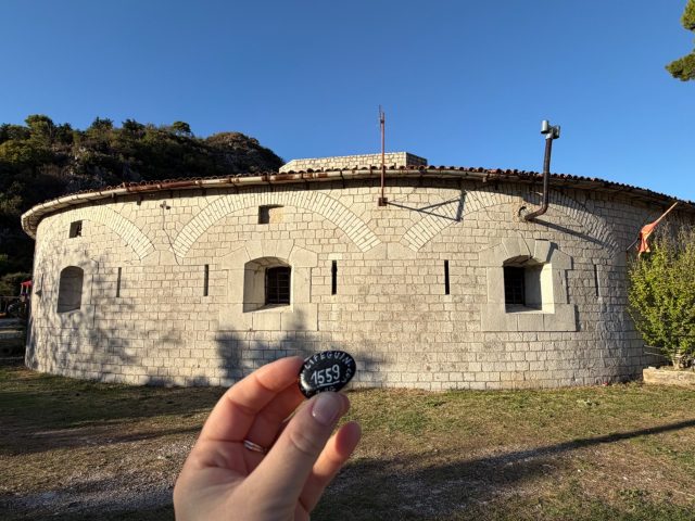 Ručne maľovaný tučniakový kameň č. 1559 ukrytý na mieste Fort Trojica, Škaljari, Čierna Hora (fotka 2 z 5)