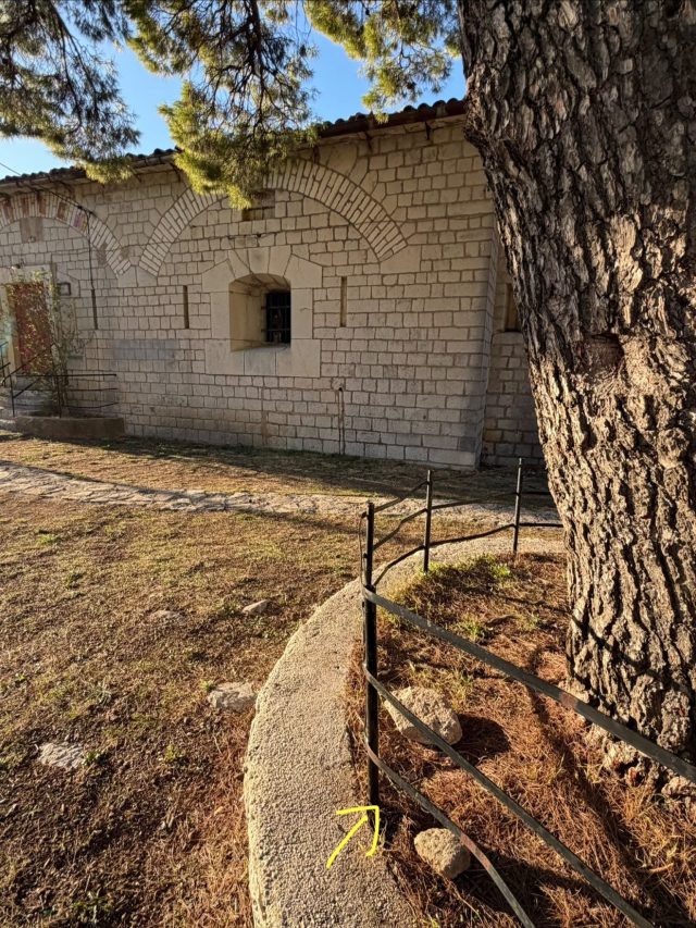 Ručne maľovaný tučniakový kameň č. 1559 ukrytý na mieste Fort Trojica, Škaljari, Čierna Hora (fotka 3 z 5)