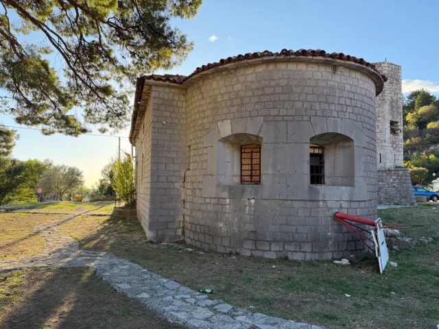 Ručne maľovaný tučniakový kameň č. 1559 ukrytý na mieste Fort Trojica, Škaljari, Čierna Hora (fotka 5 z 5)