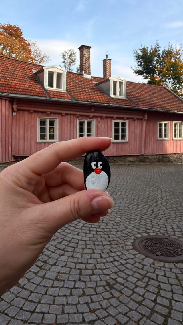 Hand-painted penguin stone #1592 hidden at Hammersborg Barnehage, Oslo, Norway (photo 4 of 5)
