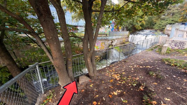 Hand-painted penguin stone #1685 hidden at Fisketrappen Nedre Foss, Oslo, Norway (photo 4 of 5)