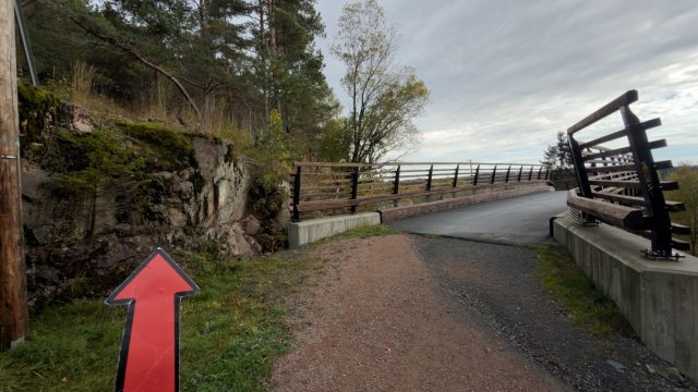 Hand-painted penguin stone #2358 hidden at Stone Wall near Bridge, Oslo, Norway (photo 3 of 5)