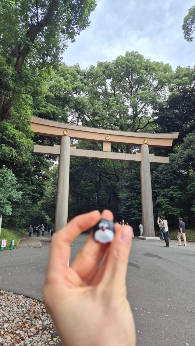Hand-painted penguin stone #873 hidden at Meiji Jingu Ichino Torii, Tokyo, Japan (photo 3 of 5)