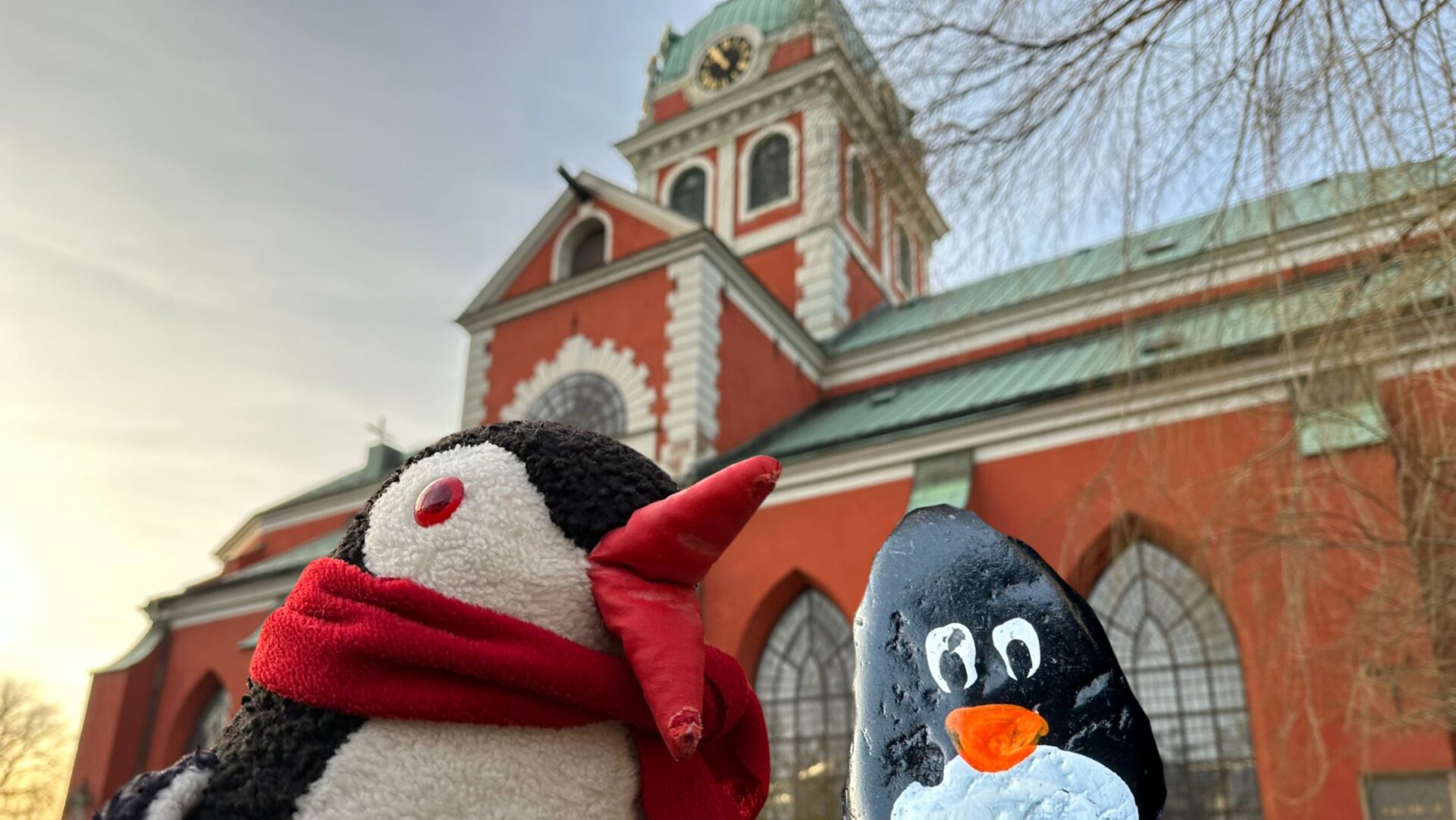 Ručne maľovaný tučniakový kameň č. 382 ukrytý na mieste Saint Jacob's Church, Stockholm, Švédsko (fotka 1 z 5)