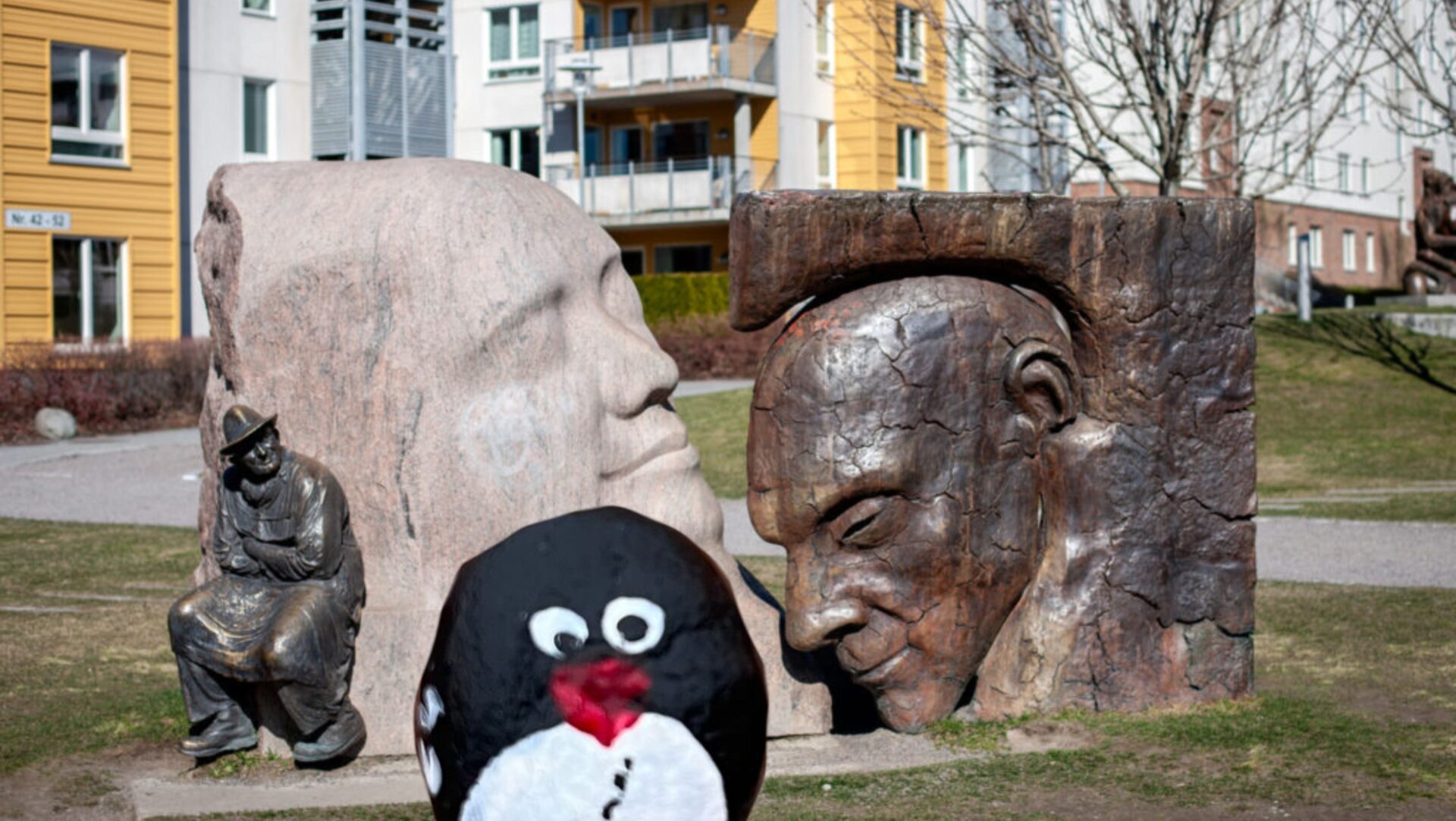 Ručne maľovaný tučniakový kameň č. 422 ukrytý na mieste Peer Gynt Sculpture Park, Oslo, Nórsko (fotka 1 z 5)