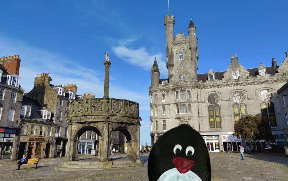 Ručne maľovaný tučniakový kameň č. 410 ukrytý na mieste Loupin Stane, Aberdeen, Spojené kráľovstvo (fotka 1 z 5)