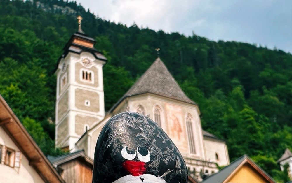 Hand-painted penguin stone #550 hidden at Pfarrkirche Maria Himmelfahrt, Hallstatt, Austria (photo 1 of 5)