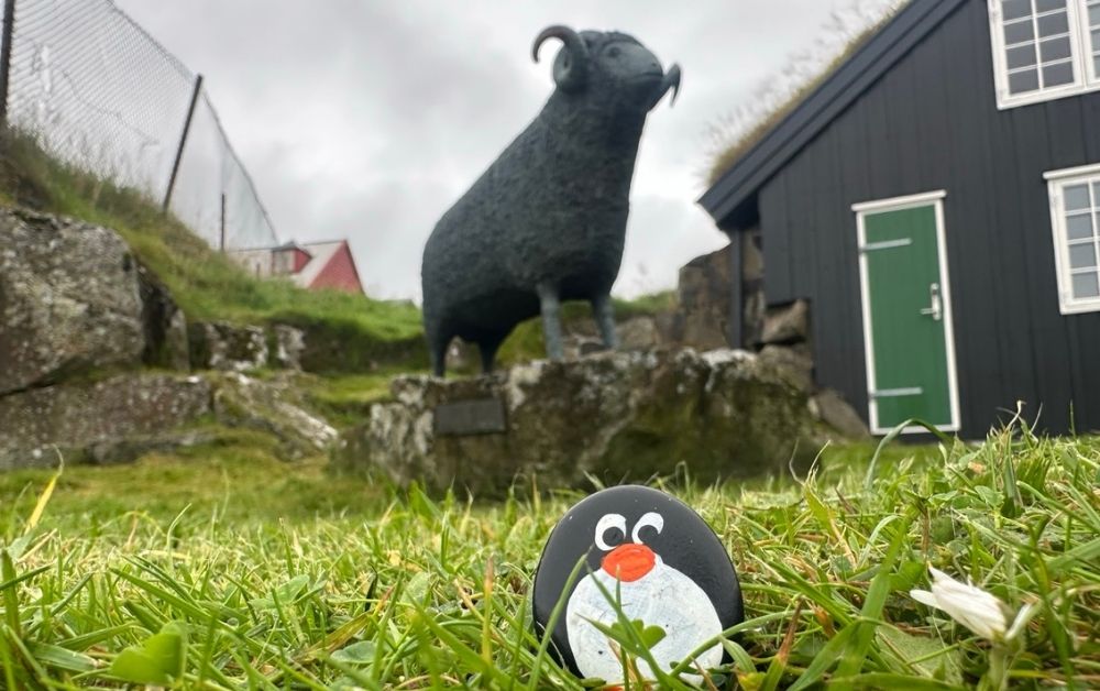 Ručne maľovaný tučniakový kameň č. 652 ukrytý na mieste Ram Statue, Tórshavn, Faerské ostrovy (fotka 1 z 5)