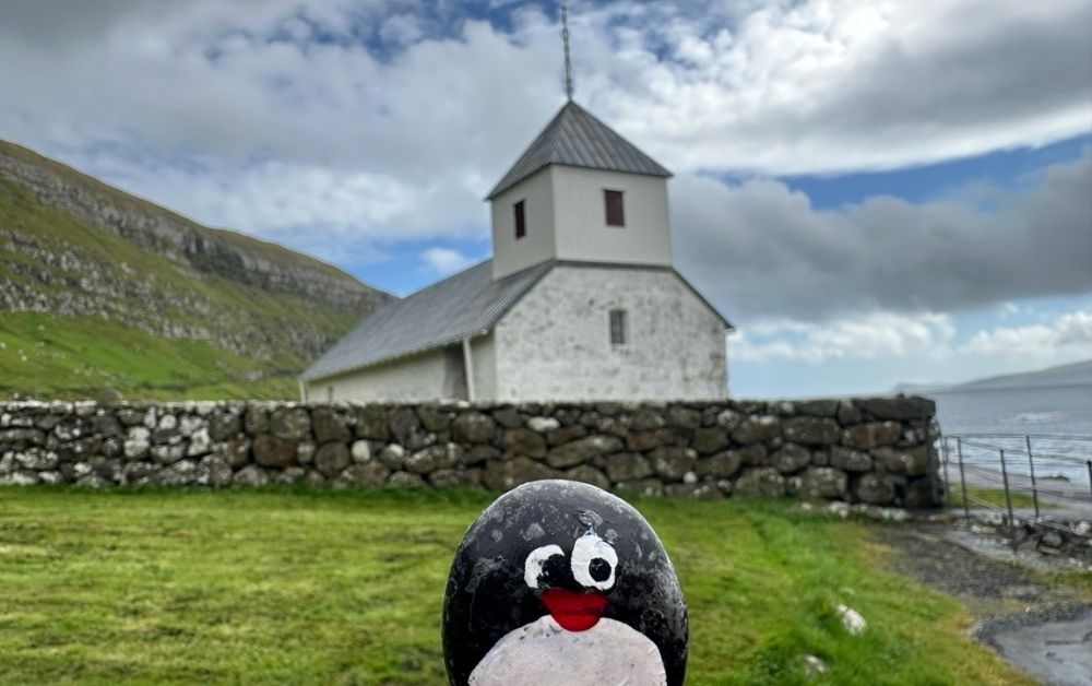 Ručne maľovaný tučniakový kameň č. 451 ukrytý na mieste Saint Olav's Church, Kirkjubøur, Faerské ostrovy (fotka 1 z 5)
