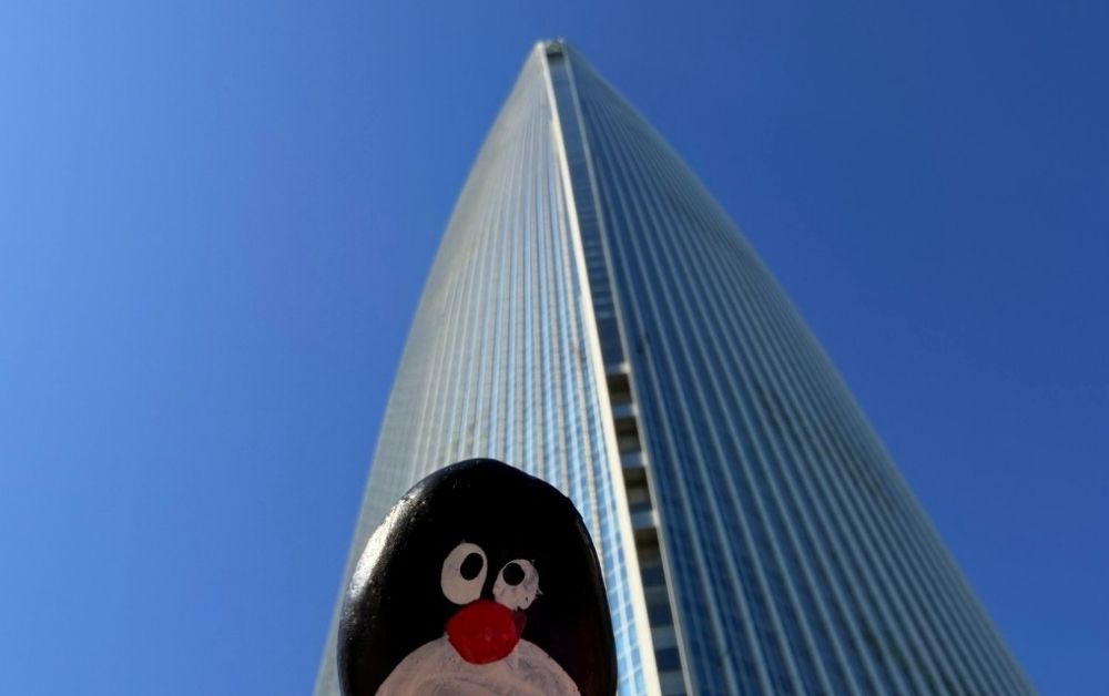 Ručne maľovaný tučniakový kameň č. 706 ukrytý na mieste Lotte World Tower, Seoul, Južná Kórea (fotka 1 z 5)