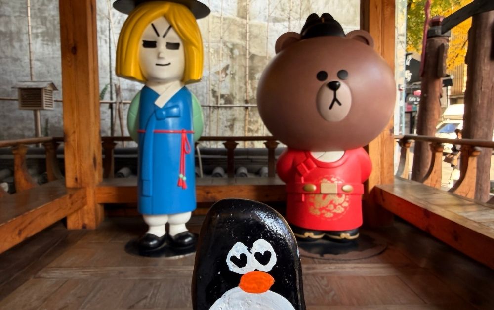 Hand-painted penguin stone #741 hidden at Insdong Anyoung, Seoul, South Korea (photo 1 of 5)