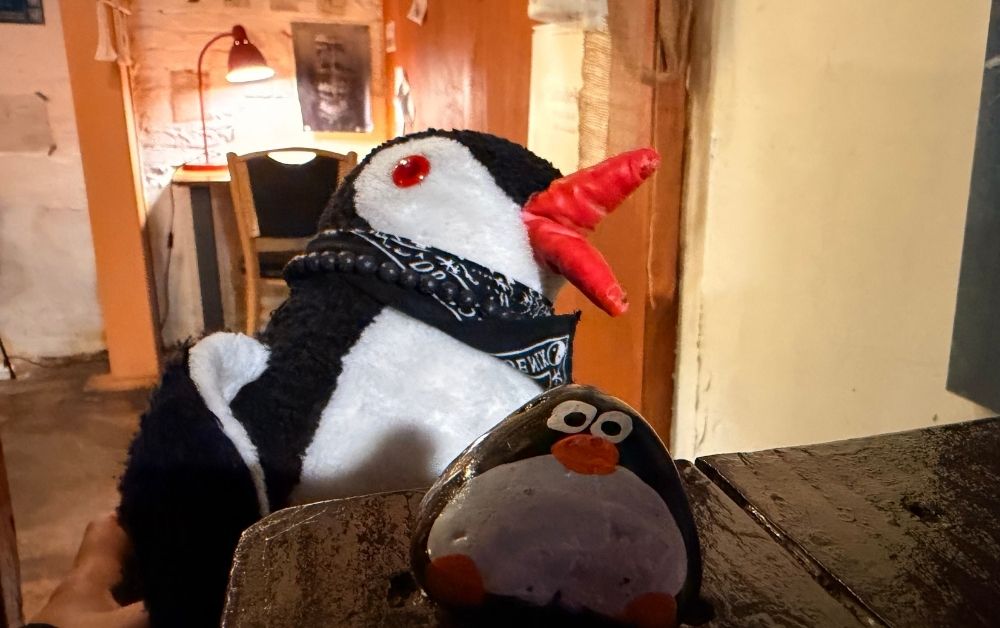 Hand-painted penguin stone #748 hidden at Penguin Amateur Company Cafe, Seoul, South Korea (photo 1 of 5)