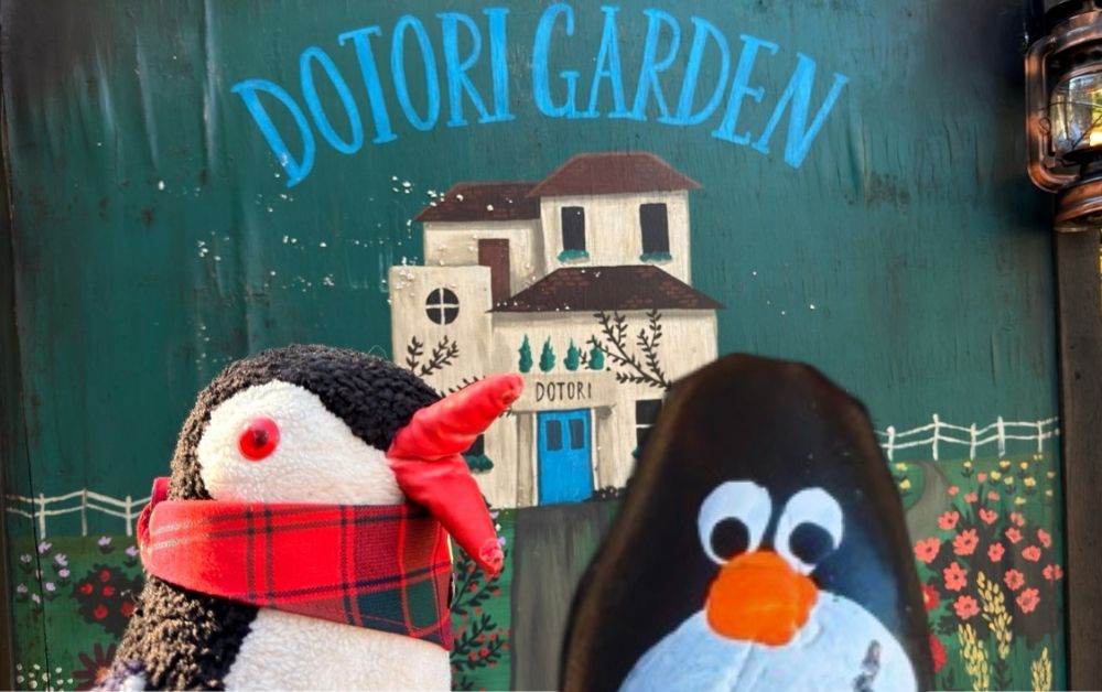 Hand-painted penguin stone #778 hidden at Dotori Garden Cafe, Seoul, South Korea (photo 1 of 5)