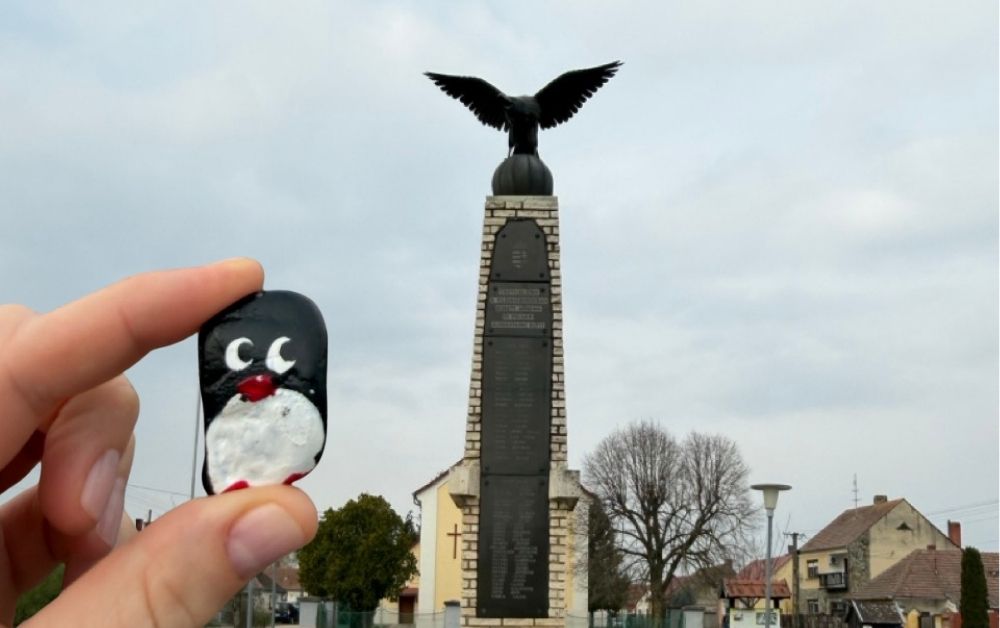 Hand-painted penguin stone #959 hidden at I. es II. Vilaghaborus-emlekmu, Sotony, Hungary (photo 1 of 5)