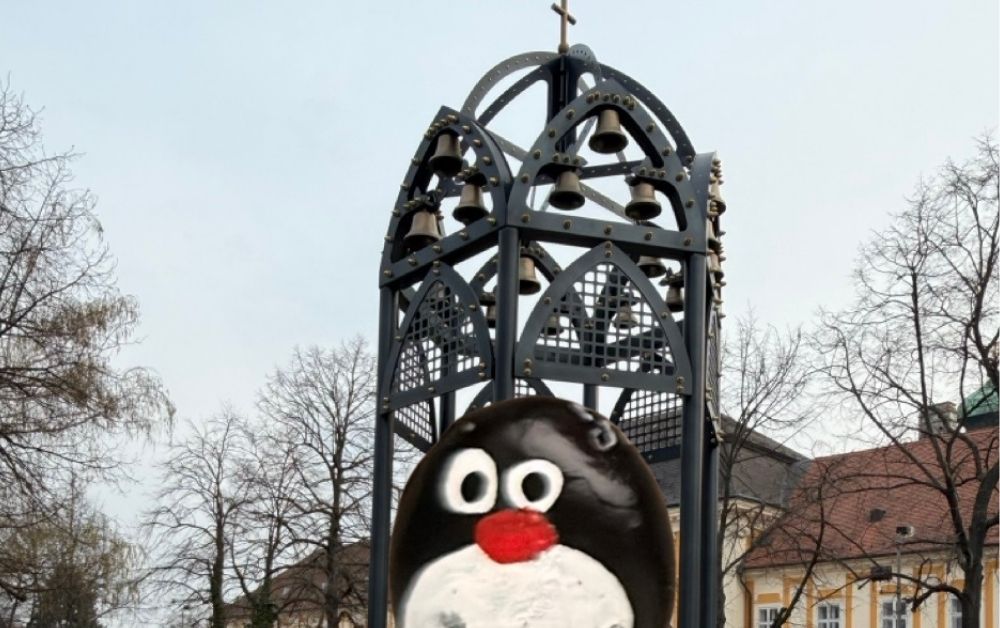 Hand-painted penguin stone #970 hidden at Harangjatek, Csorna, Hungary (photo 1 of 5)
